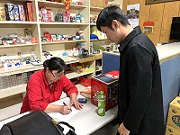 東引在地商家簽署暗空友善商家公約同意書,認同暗空理念與環境保育精神,成為暗空友善商家。(圖:馬管處)