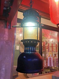 小時候柑仔店近日引進一台古早煤油燈,還可以發亮照明使用,不少來往村民看見都會駐足觀賞一番,因為這是大家的早年共同記憶。(圖/文:曹重偉)