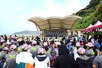 　東引國中小全體師生與家長，在忠誠門廣場辦理春季郊遊，並規劃閩東鄉土歌曲演唱、烤肉、獨木舟等多元方式傳遞愛與感恩，祝媽媽母親節快樂！（圖／文：陳其敏）