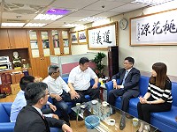 立委陳雪生與立榮航空董事長林志忠(右2)、國防部協調解決馬祖運能,林志忠同意6月起南竿縣民保留位增加至每日20個。(圖:立委陳雪生辦公室)