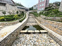 　橋仔清頭溪水環境改善硬體完工，但系統因一直等不到明顯雨勢而無法運作。（圖／文：陳鵬雄）