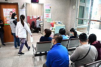 　台灣島內近期本土疫情擴大，網友關心地區防範措施，疫情指揮中心鼓勵民眾接種疫苗。（圖／文：曹重偉）