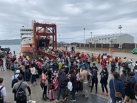 遊客東引遊程1天結束,次日搭短程航班臺馬輪東引至南竿8日達467人,福澳碼頭都是人,臺馬輪動線下船快速,門艏一開,幾分鐘就走完。(圖:馮紹夫)