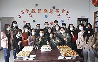 副指揮官於母親節前夕,邀請防區軍職、聘雇人員及志工媽媽參加感恩茶會。(圖/文:賴閩蝶)