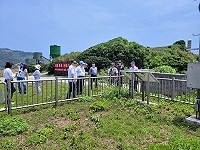 交通部中央氣象局鄭明典局長等一行人9日在議長張永江陪同下到東引勘查東引自動氣象站。(圖:連江縣議會)