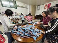 　全家總動員，橋仔漁民自養海帶包裝上市。（圖／文：陳鵬雄）