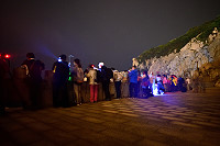 東引北海坑道所在的燕秀澳出現藍眼淚,遊客蜂擁而至,在岸堤上列隊駐足觀賞、拍照。(圖/文:陳其敏)