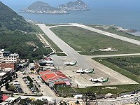　受南竿關場影響，北竿機場10日罕見同時有3架定翼機停放。（圖／文：陳鵬雄）