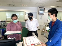 縣府政風處長陳書樂(中)11日前往交旅局了解保留位作業程序。(圖/文:馮紹夫)