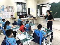 　仁愛國小12日辦理課程博覽會，展現教師課程教學專業能力，教育處長陳冠人也前往各班訪視現場教學情況。（圖／文：吳嘉榮）