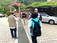 　交旅局加強執行防疫措施宣導，並前往縣內旅宿稽查及各旅遊景點勸導民眾確實佩戴口罩。（圖：交旅局）