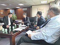 東莒海淡機組設置,縣長劉增應、立委陳雪生、議長張永江3月19日共同拜會經濟部水利署長賴建信(左2),協商決議因應抗旱需求因應措施。(圖:連江縣自來水廠)