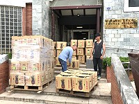 　第1批240箱1440顆鳳梨先行配發介壽、復興、福澳及清水村，請鄉親前往各村辦領取。（圖／文：吳嘉榮）