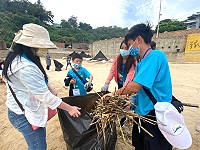 配合政府向海致敬政策,參與地質公園深化教育交流活動台灣及馬祖師生11日一起於鐵板沙灘進行淨灘。(圖:馬管處)