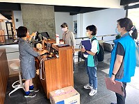 交旅局及相關單位持續加強旅宿業防疫措施宣導,籲請業者應善盡管理責任並配合政府防疫政策,加強落實入住遊客宣導。(圖:交旅局)