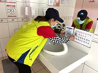 　馬祖水情嚴峻，自來水廠人員前往公用場所張貼用水宣導，呼籲大家節約用水，共同抗旱。（圖：自來水廠）
