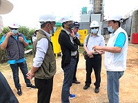 台電公司副總經理王振勇一行人,13日在議長張永江、台電馬祖區營業處處長楊志潡、鄉長林德建等人陪同下勘察東引電廠新廠預定地。(圖:東引鄉公所)