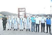 軍方協助船舶及港務大樓周邊區域消毒作業。(圖:馮紹夫、馬防部)