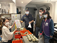 東引鄉公所、警察所、衛生福利局、交通旅遊局人員共同走訪鄉內各家旅館民宿、餐飲店,籲請業者落實實聯制,防疫動起來。(圖:東引鄉公所)