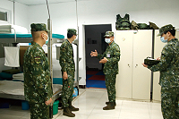 副指揮官視導部隊寢室,關懷官兵生活起居。(圖/文:王志翔)