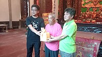 　牛峰境五靈公廟管會第5屆主委曹爾章（左）印信移交第6屆主委曹爾元（右）。（圖：牛峰境五靈公廟管會）