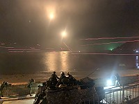　馬防部南竿守備大隊雲台操演19日晚間登場，槍林彈雨組成火網場面震撼壯觀。（圖／文：馮紹夫）