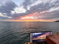 　北竿最美夕照在橋仔，春夏期間吸引不少遊客前往拍攝縮時影片。（圖／文：陳鵬雄）