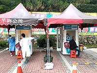 地區針對來馬遊客案1563及1742確診者旅程包括民宿、餐廳、酒廠及八八坑道足跡重疊鄉親進行快篩。(圖:連江縣流行疫情指揮中心)