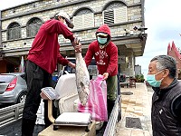 　北竿漁民王國清近日捕獲大量鮸魚，一斤180元被民眾搶購一空。（圖／文：陳鵬雄）