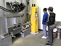 　台灣技師22日進行電腦全自動型火化爐維護管理及操作教學指導。（圖／文：吳嘉榮）