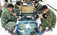 官兵配合連主檢實施機、步槍保養,透過一點一滴紮實地執行保養維護,確保武器精良。(圖/文:余峻鎧)