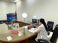 縣府由秘書長張龍德透過視訊向監委田秋堇陳情大陸越界抽砂船案件。(圖:田秋堇臉書)