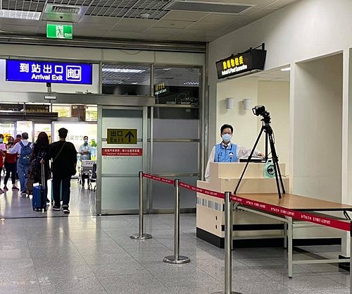 圖為金門縣衛生局5月6日起在金門尚義機場重啟架設紅外線監測儀體溫監測。(圖:金門縣衛生局)