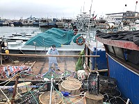 防疫最前線,巡守護域不停歇,馬祖海巡隊5月份迄今已帶案留置越界陸籍漁船1艘5人,驅離越界抽(運)砂船、漁船等計38艘。(圖:馬祖海巡隊)