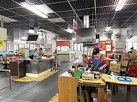 　最具人氣店阿妹鼎邊糊取消內用，一律外帶，市場早餐區現在隨到隨買，不用排隊等候。（圖：馬祖日報）