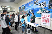 　縣疫情指揮中心即起實施機場新冠肺炎列管篩檢，入境旅客填寫健康調查表及自主健康監測14天，填寫站設在到站出口。（圖／文：曹重偉）
