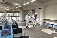 加強防疫,東引中柱港候船空間進行清潔消毒。(圖/文:陳其敏)