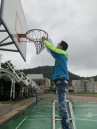 　教育處24日已封閉福澳運動場籃球場籃框，避免群聚打球造成感染風險。（圖：教育處）