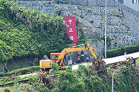 東引鄉公所針對易致災路段、交通要道進行樹木減災修剪,避免颱風季節可能造成路樹倒塌或破壞路基穩定性。(圖/文:陳其敏)