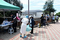 　縣疫情指揮中心26日起在機場辦理入境旅客自願性快篩，先請旅客填寫健康調查表及快篩同意書，再由專車載送至縣醫戶外快篩站進行快篩。（圖／文：曹重偉）