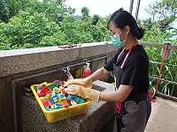 　幼兒園疫情停課，學童不宜使用3C產品，不實施線上教學，介壽幼兒園老師設計居家學習遊戲包，請家長注意班級臉書專頁，並整理及消毒教具、環境。（圖：介壽幼兒園）