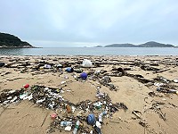 　一場南風帶來大量海漂垃圾，午沙澳口一夜之間滿目瘡痍。（圖／文：陳鵬雄）