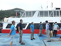 北竿鄉公所與代表會前往白沙港了解跨島異地辦公機制協調實施現況,並協調加強消毒作業。(圖/文:陳鵬雄)