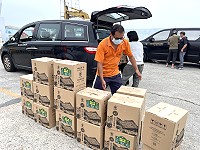 　馬祖酒廠產製的防疫酒精28日中午送達西莒，鄉公所依戶籍名冊發放，供鄉親防疫期間清潔使用。（圖／文：宋幸儒）