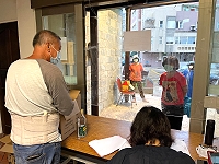 介壽村公所在入口門首中間掛設隔板窗口,避免領酒精排隊群聚。(圖:馬祖日報)