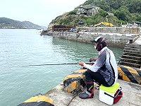 　釣魚不忘防疫。（圖與文：陳鵬雄）