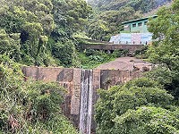 　這波最接近典型梅雨鋒面加上西南季風帶來水氣，30日勝利水庫上游集水壩溢流，溝渠湍急水勢流向水庫。（圖：馬祖日報）