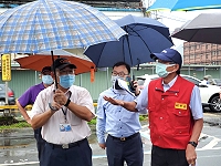 交通部航港局北部航務中心、基隆市政府會同立委陳雪生辦公室主任王冠予在基隆港西岸港區現勘碼頭快篩站。(圖:陳雪生國會辦公室)