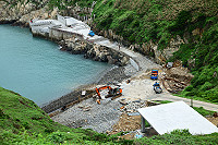 西引島清水澳原來崩塌的簡易碼頭平台與步道已重新修築強化,礫灘舊有的斜坡登陸碼頭也要修建為親水的石鯛意象平台與階梯。(圖/文:陳其敏)