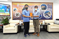 東引鄉長林德建代表縣長劉增應,致贈端節加菜金給東引地區指揮部、東引海巡分隊、中柱安檢所等單位,祝賀佳節愉快。(圖:東引鄉公所)